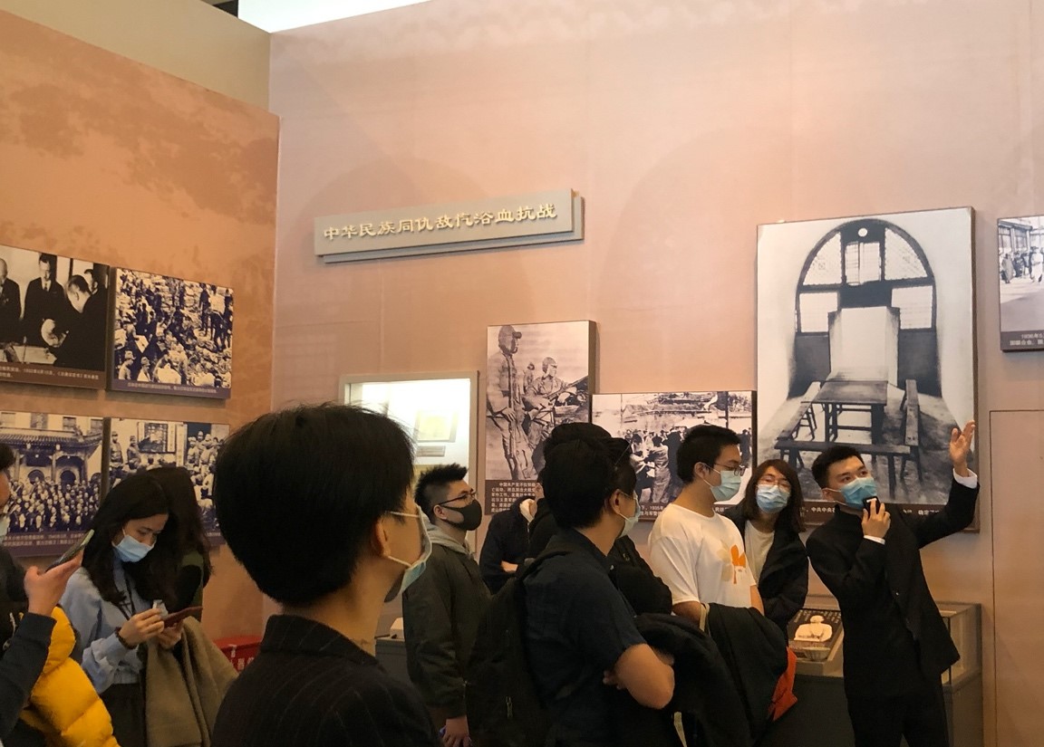 参观屹立东方展厅