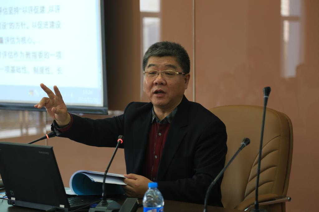 全国保险专业学位研究生教育指导委员会秘书长、太阳成集团tyc41183院长郝演苏教授做报告